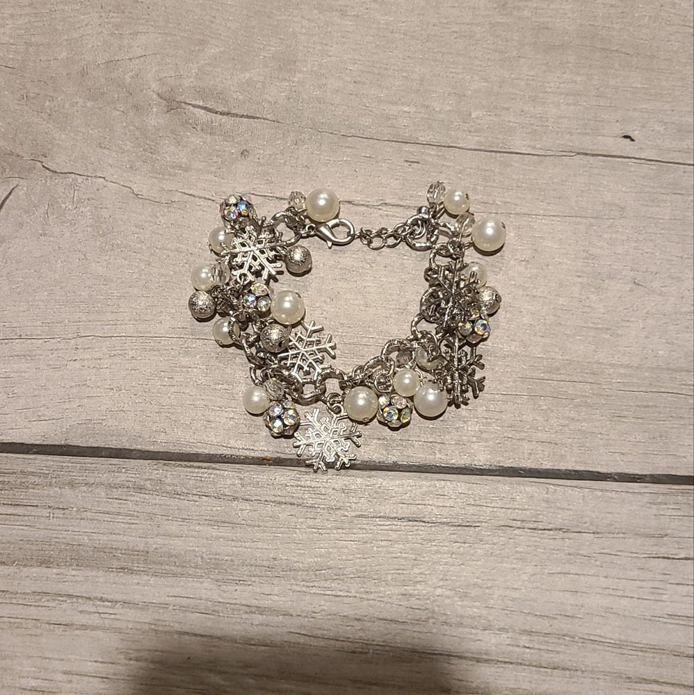 🍦Epiphany brand snowflake and pearl bracelet🧋
